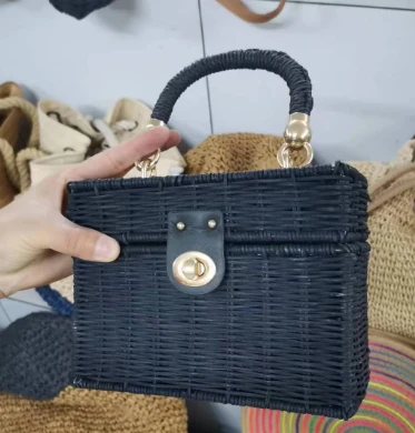 Umhängetasche aus natürlichem Rattan in Schwarz