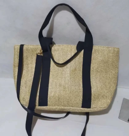 Robuste Strandhandtasche aus beigefarbenem Stroh