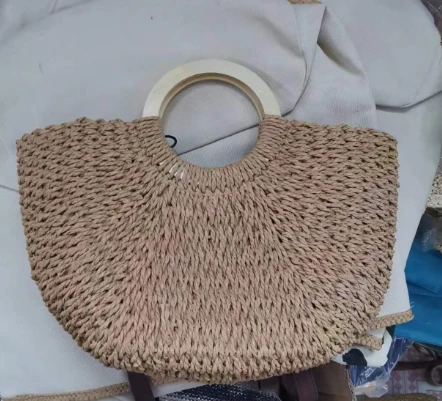 Strandtasche aus gewebtem Papier mit Holzgriffen