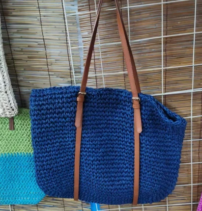 Blaue modische Strohtasche für Damen