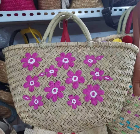 Natürlicher Strohbeutel mit Blumengestopfter