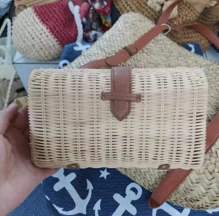 Kleine handgewebte Abendtasche aus Rattan