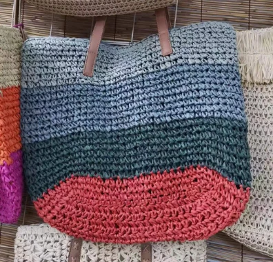Mehrfarbige Tasche aus Häkelpapier und natürlichem Stroh