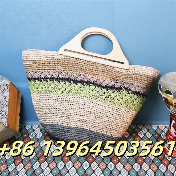 Raffia -Handtasche mit Holzgriffen