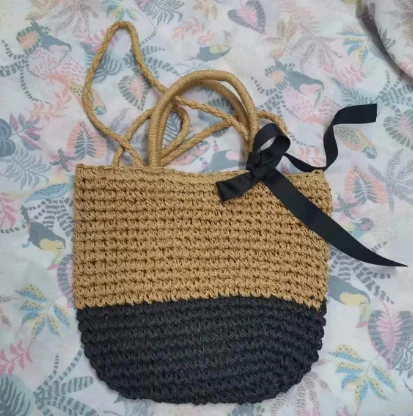 Braune und schwarze gewebte Papiertasche mit langem Griff
