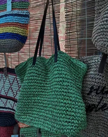 Grüne handgewebte Sommerstrohtasche aus Papier