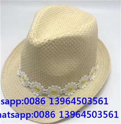 Fedora-Hut mit kleiner Blume