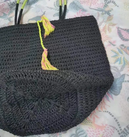 Schwarzer großer Papierstroh -Frauen -Tasche