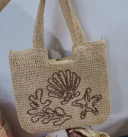 Gehäkelte Umhängetasche aus Papier mit Stickmuster