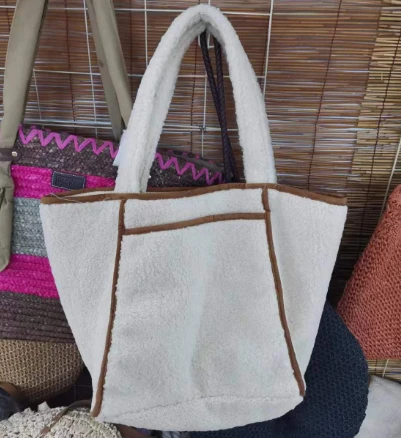 Lässige Tasche aus Lammwolle für Damen