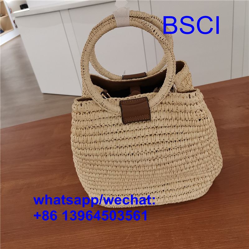 Einkaufsstrohtasche für den Sommer
