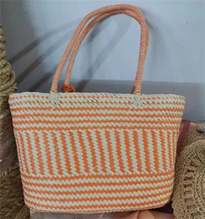 Große Einkaufstasche aus gewebtem Papier in Orange und Beige