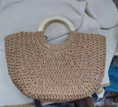 Strandtasche aus gewebtem Papier mit Holzgriffen