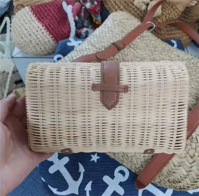 Kleine handgewebte Abendtasche aus Rattan