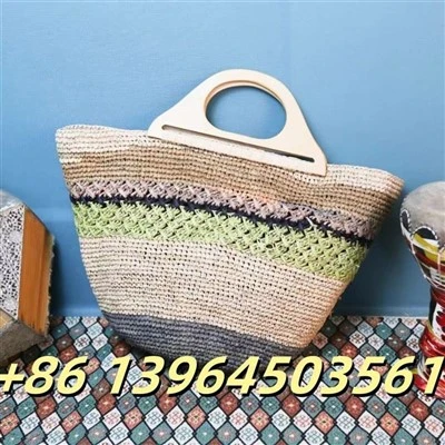 Raffia -Handtasche mit Holzgriffen