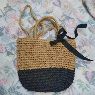 Braune und schwarze gewebte Papiertasche mit langem Griff