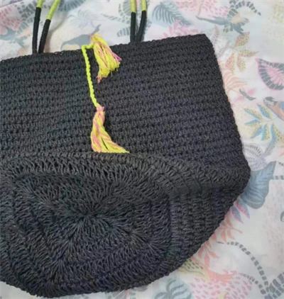 Schwarzer großer Papierstroh -Frauen -Tasche