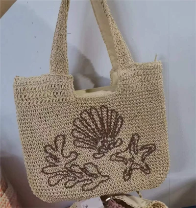 Gehäkelte Umhängetasche aus Papier mit Stickmuster