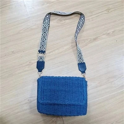 Blaue Umhängetasche aus Stroh mit Klebeband