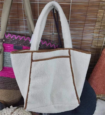 Lässige Tasche aus Lammwolle für Damen